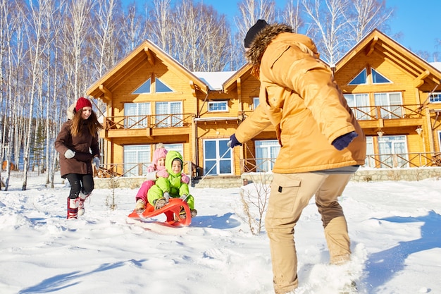 Família desfrutando fim de semana de inverno