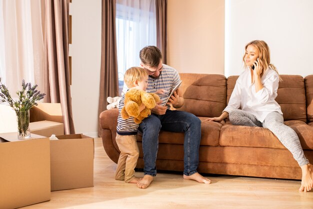 Família desfrutando fim de semana em casa