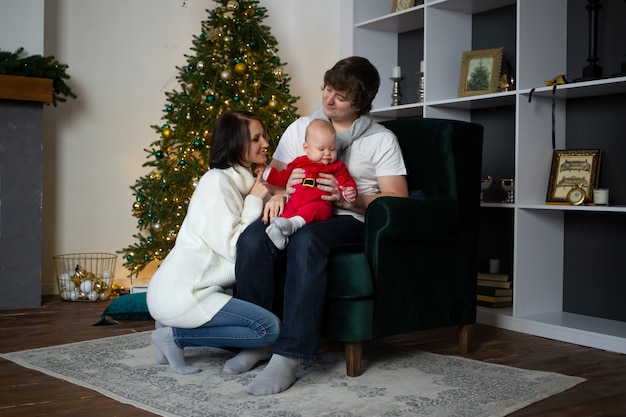 Família desfrutando relacionamentos perfeitos e passar férias de inverno no interior acolhedor da casa