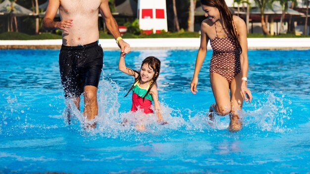 Foto família, desfrutando, um, agradável, dia, em, a, piscina