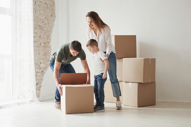 Foto família deve ser removida para uma nova casa. desempacotar caixas móveis.