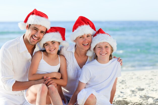 Familia durante el día de Navidad en la playa