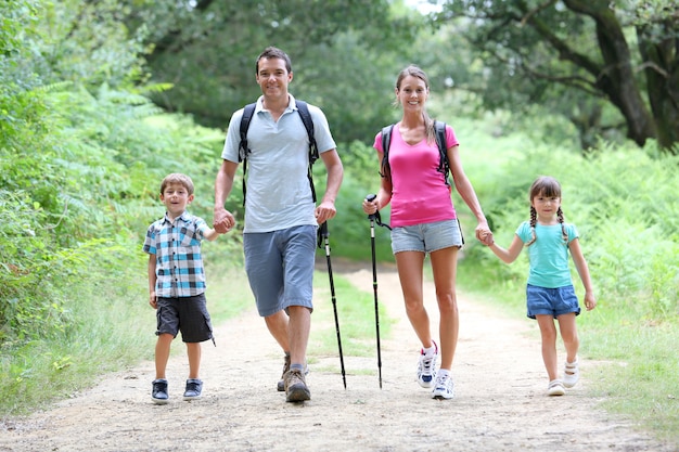 Familia en un día de trekking en el campo.