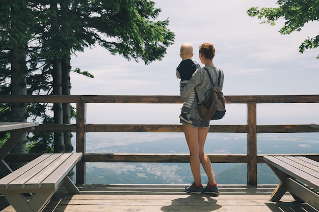 Familia en día de trekking en las montañas Concepto de estilo de vida de viaje