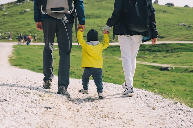 Foto familia en día de trekking en las montañas concepto de estilo de vida de viaje