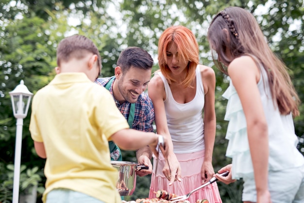 La familia disfruta asando al aire libre