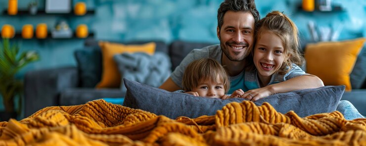Una familia disfrutando de una acogedora noche de cine en casa