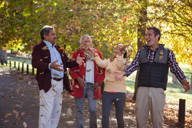 Familia disfrutando con hojas de otoño