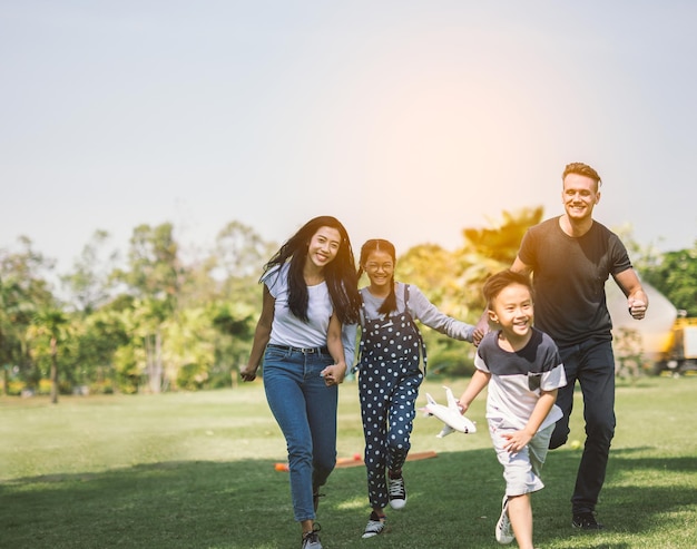 Familia disfrutando en el parque contra el cielo