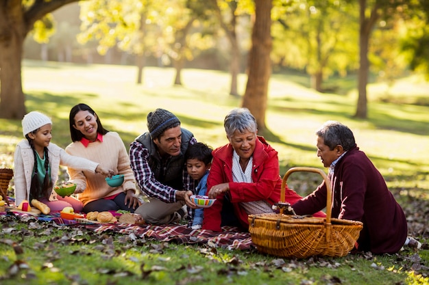 Familia disfrutando en el parque