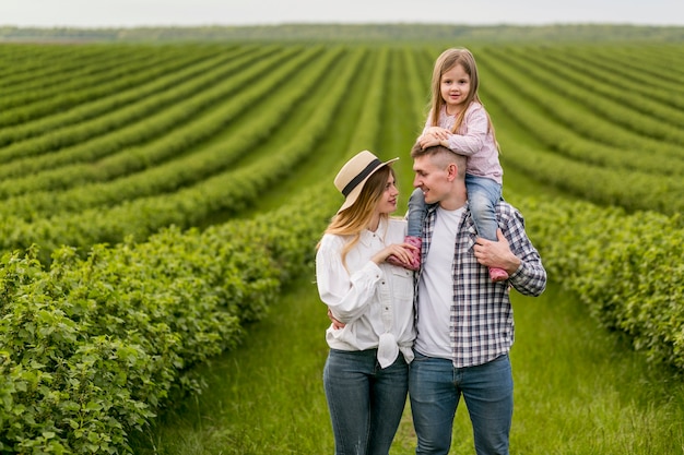 Foto familia disfrutando el tiempo de granja