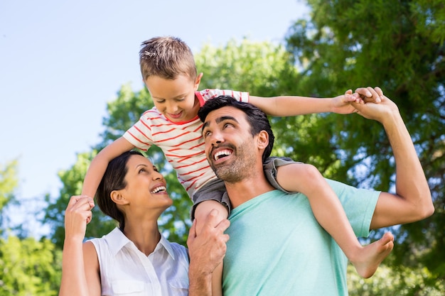 Familia disfrutando el tiempo juntos en el parque