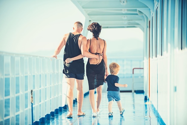 Familia disfrutando de unas vacaciones en crucero juntos en verano