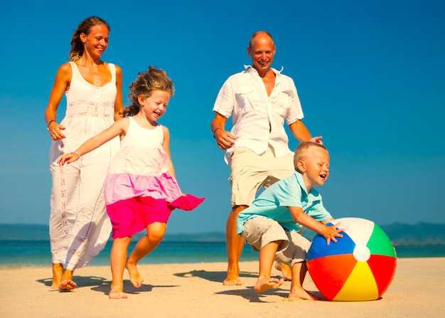 Familia disfrutando de unas vacaciones en la playa