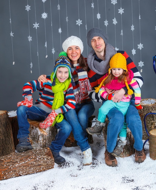 Familia divertida en ropa de invierno