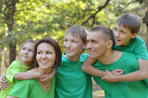 familia divirtiéndose al aire libre