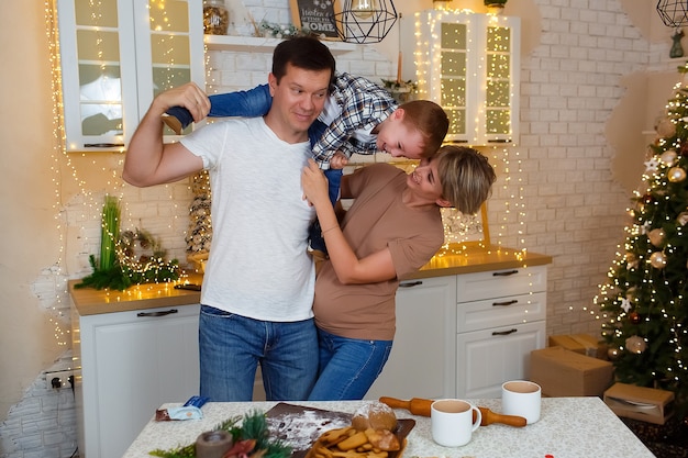 Familia divirtiéndose en la cocina