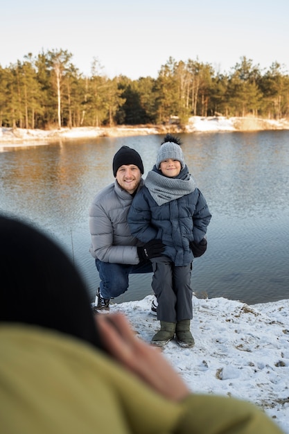 Foto familia divirtiéndose en la naturaleza