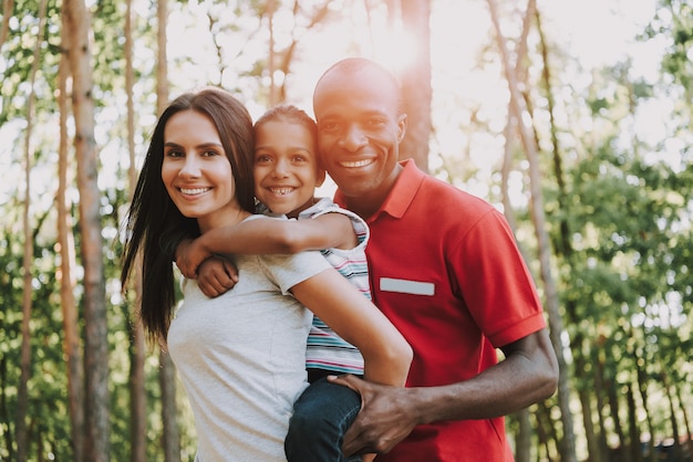 Familia divirtiéndose y relajándose en un picnic.