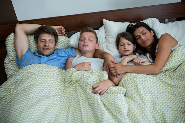 Família dormindo juntos no quarto