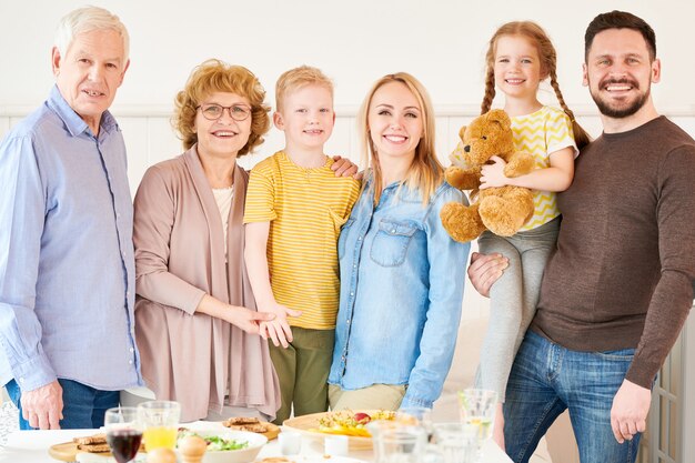 Familia de dos generaciones posando en casa