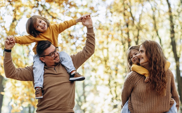 Familia con dos hijas divirtiéndose en el parque