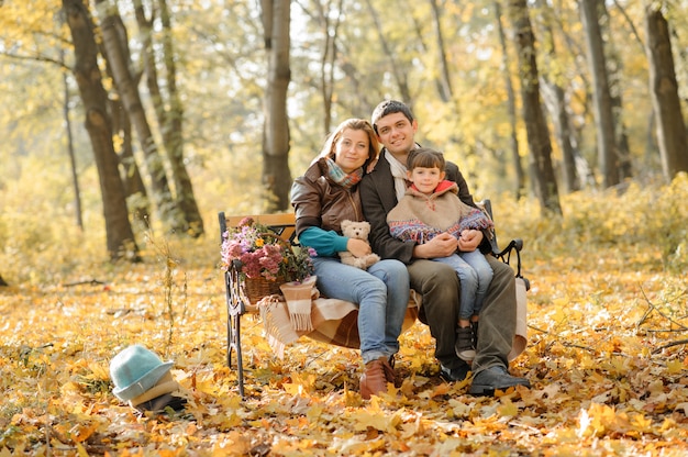 Una familia con dos hijas se fue de picnic. Otoño.