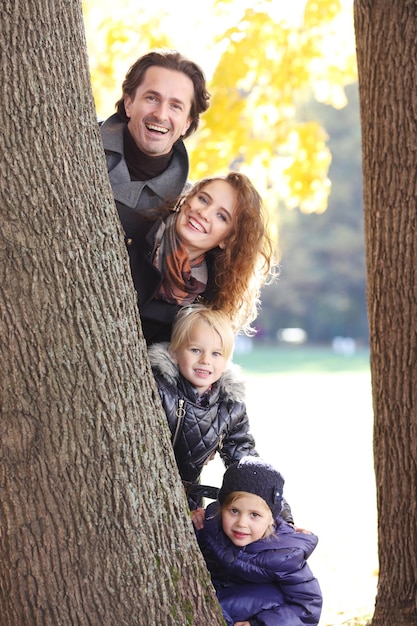 Una familia con dos hijos en el bosque de otoño