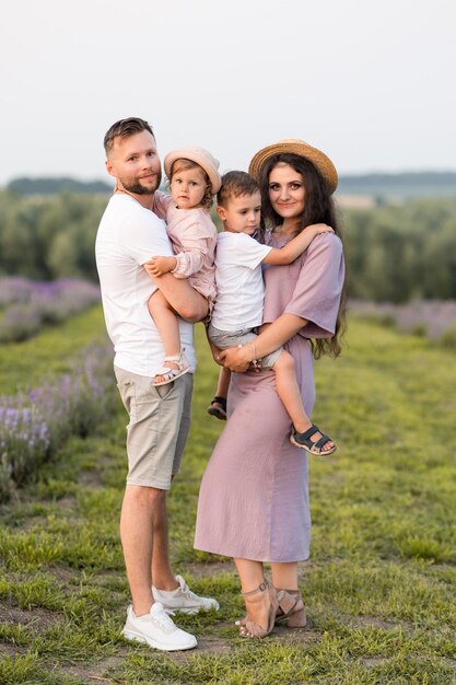 Familia con dos hijos en un campo de lavanda