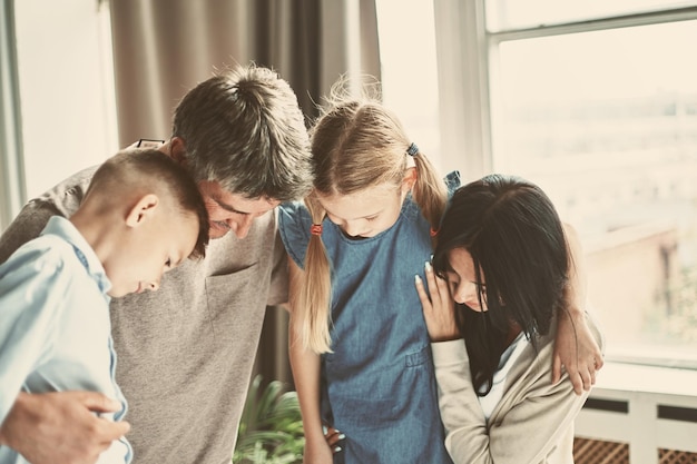 Foto familia con dos hijos discutiendo algo juntos