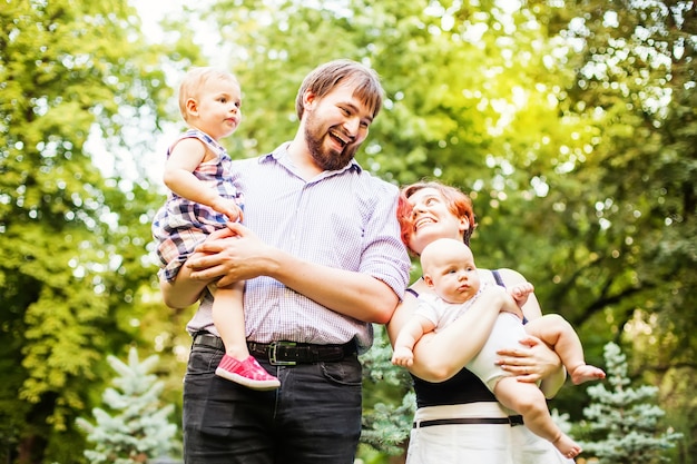 Familia con dos hijos en un parque