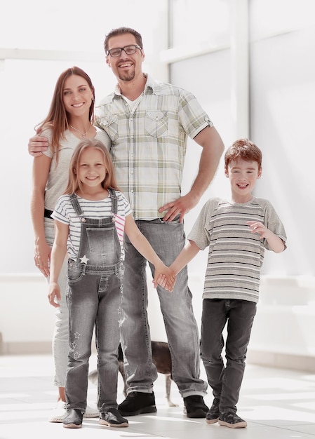 Familia con dos hijos de pie en una casa nueva