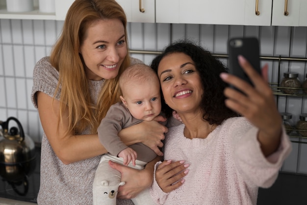 Foto familia de dos mamás que tienen un bebé