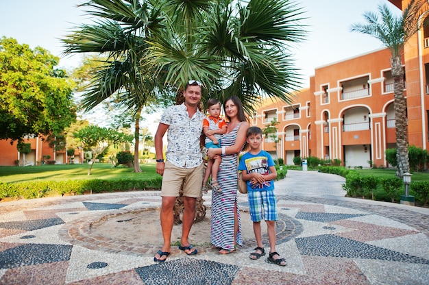 Familia con dos niños en resort egipcio cerca de Palm. Tiempo de vacaciones.