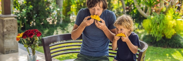 Familia de dos personas comiendo un desayuno bien servido afuera de un joven guapo sirviendo café y su