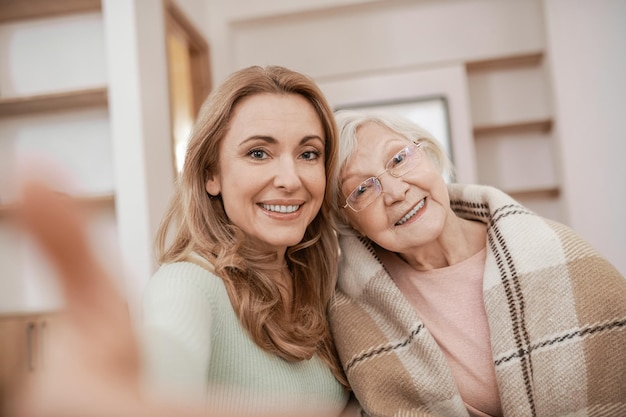 Familia de dos personas tomando selfies en casa