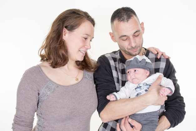 Familia con un dulce bebé aislado