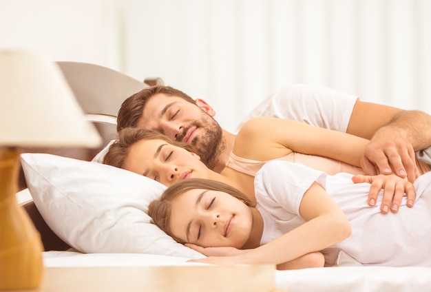 La familia durmiendo en la cama. enfoque de agarre completo