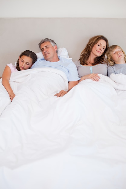 Familia durmiendo en el dormitorio