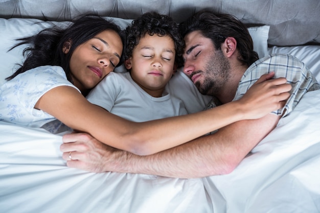 Familia durmiendo juntos