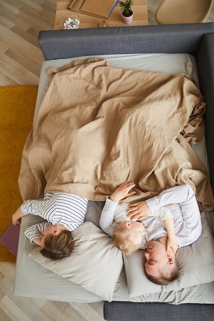 Familia durmiendo en el sofá cama