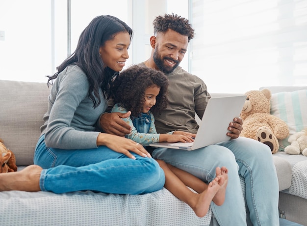 Família é a coisa mais importante do mundo. Foto de uma família usando um laptop em casa.