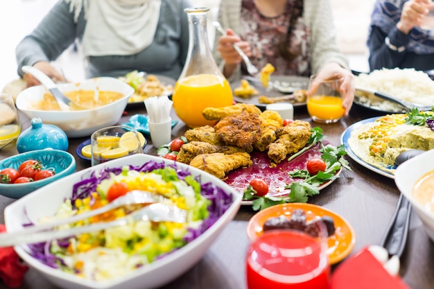 Família e amigos reunidos em casa para comer o jantar