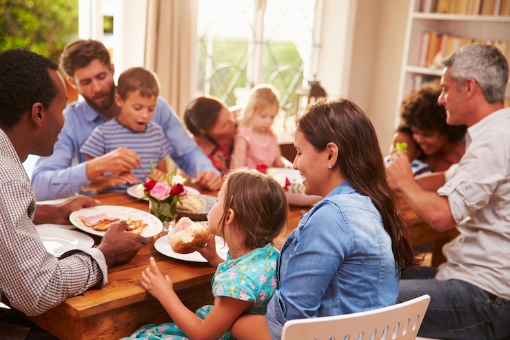 Foto família e amigos sentados à mesa de jantar