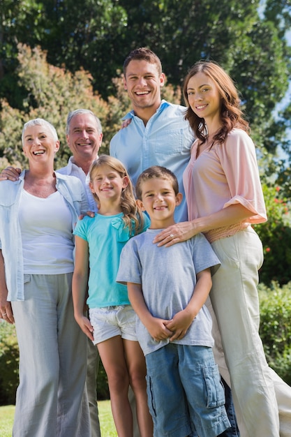 Família e avós felizes no parque