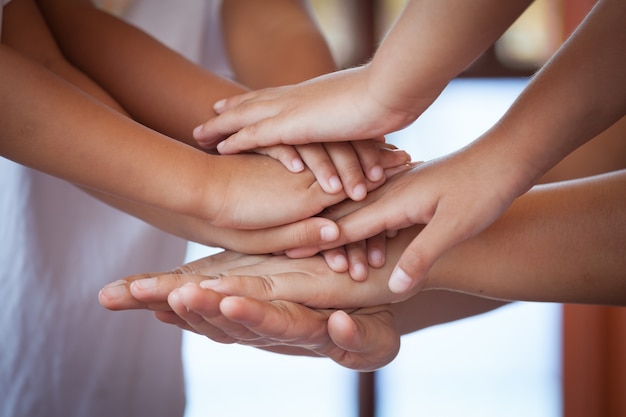 Família e crianças de mãos dadas