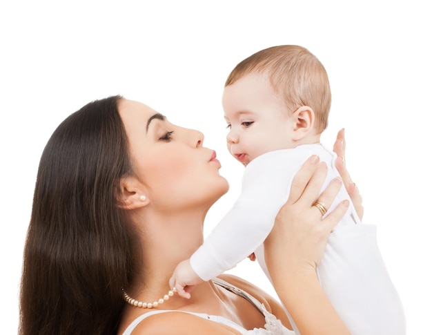 família e maternidade - mãe feliz beijando seu filho