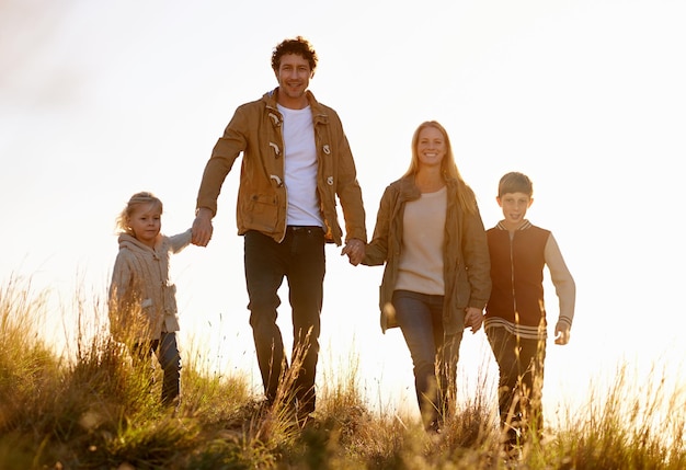 Família é tudo Retrato de uma família feliz em uma caminhada matinal juntos