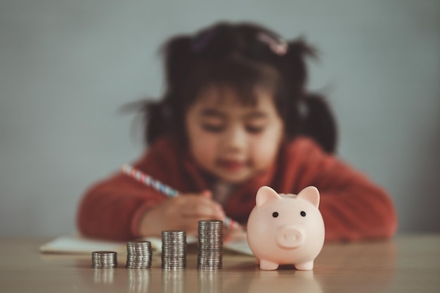 Família economizando dinheiro. A filha asiática planeja gastar o futuro com seriedade, finanças e economia, família e conceito financeiro.