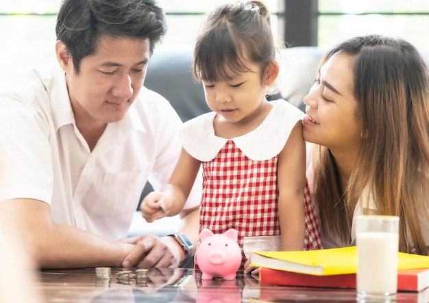 Família economizando dinheiro no cofrinho